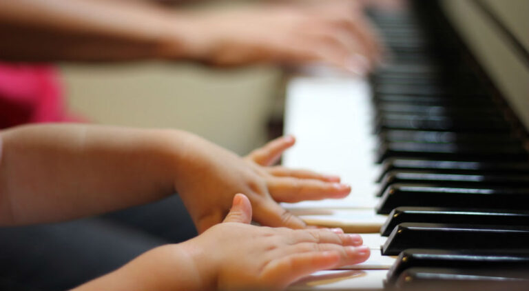 Почему дошкольникам полезно учиться играть на фортепиано?