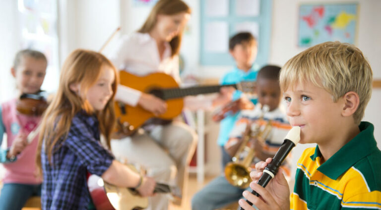 Почему полезно обучать музыке ребенка как можно раньше?