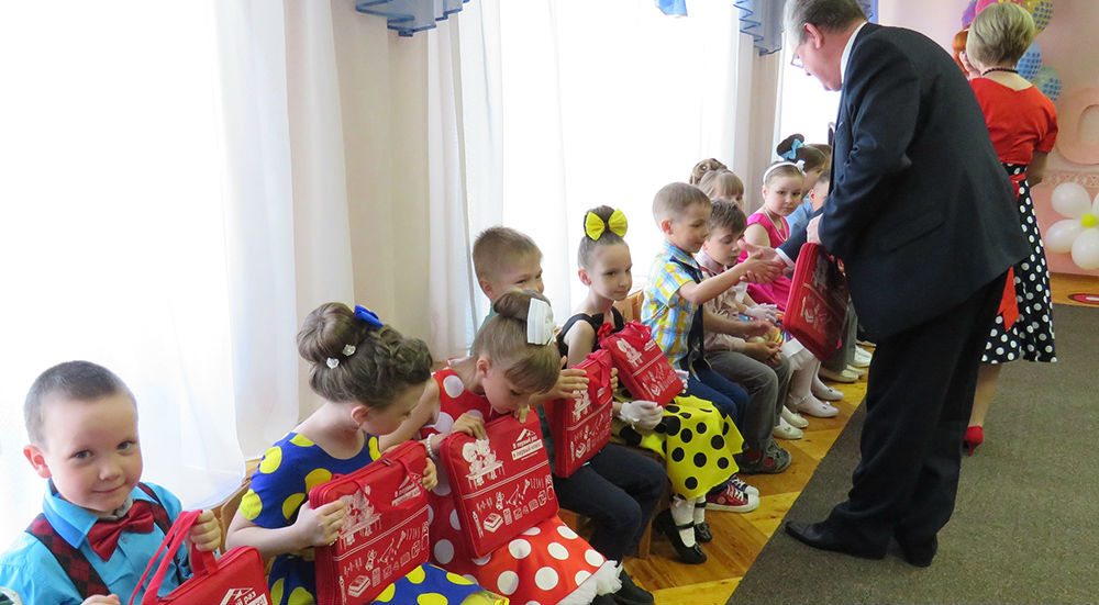 Детям дарят подарки в детском саду
