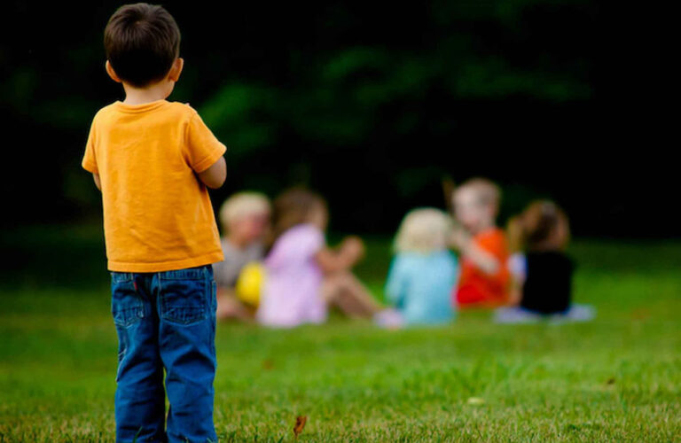 Что делать, если ребенка не принимают сверстники в детском саду?