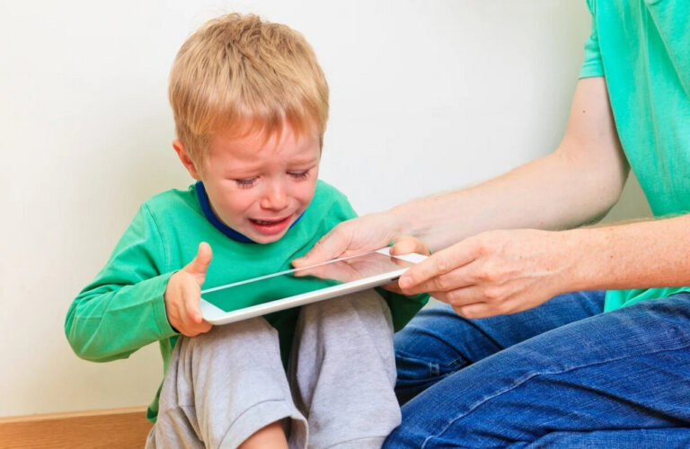 Как забрать у ребенка планшет без слез? Используйте метод Филльозы