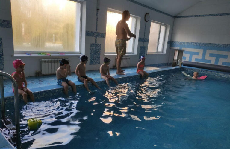 Занятия в бассейне, дети учатся нырять и плавать