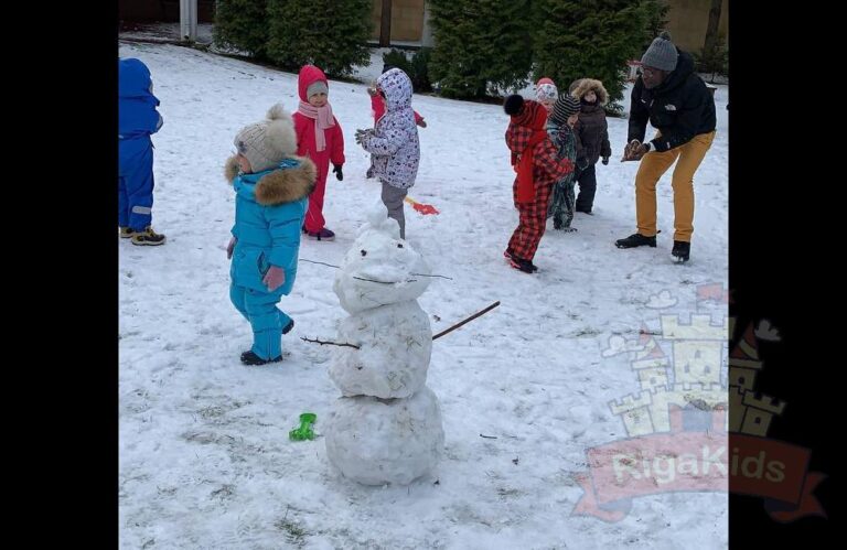 Первый большой снег, младшая группа гуляет с преподавателем английского