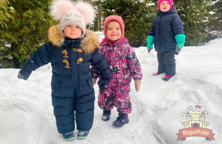 Зимняя прогулка с младшей группой по территории детского сада